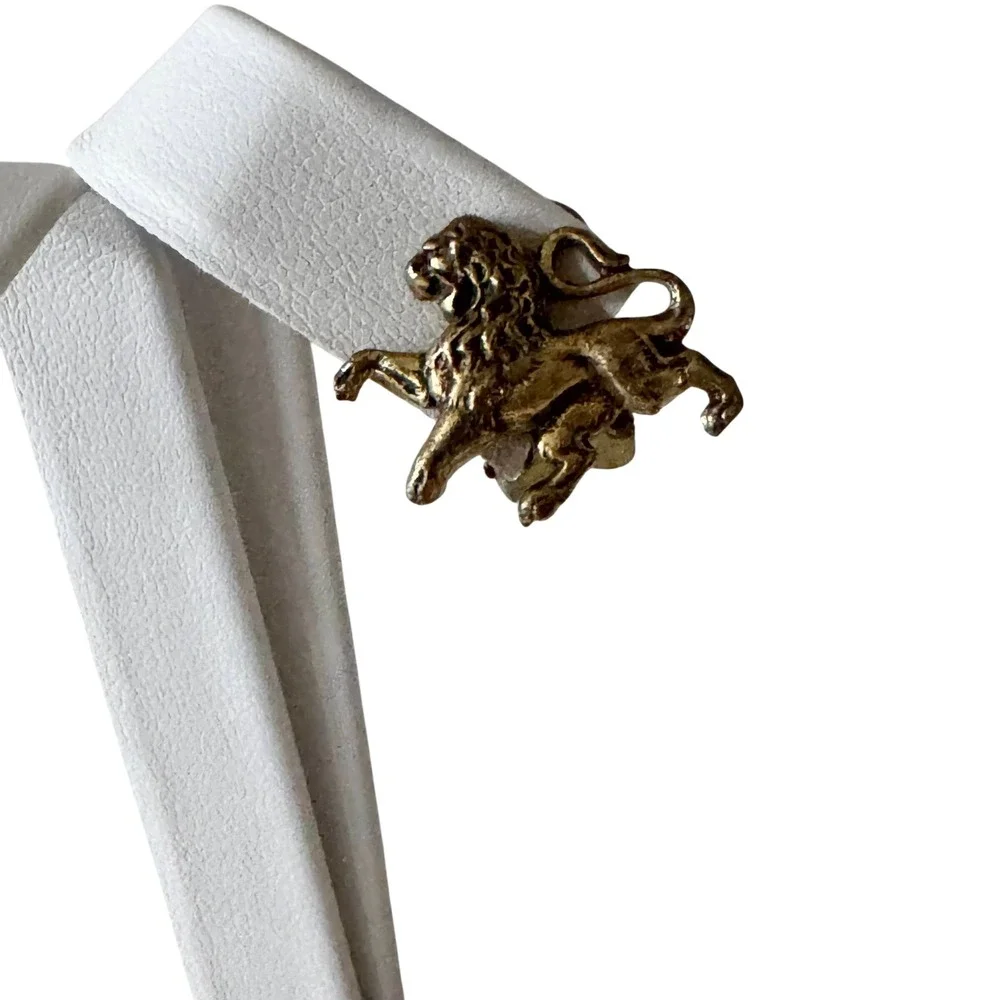VNTG Brookcraft‎ Walking Lion Clip Statement Earrings Antique Gold Tone Figural